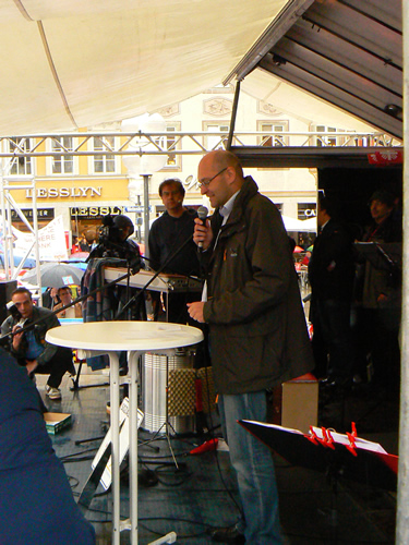 Heinrich Birner, Chef von ver.di München, moderierte die Kundgebung.jpg
